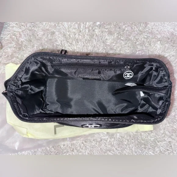 CHANEL Black Zippered Pouch - Picture 5 of 7